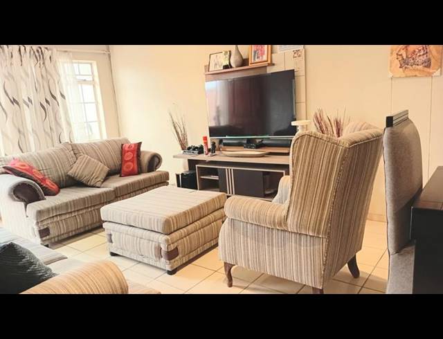 2 BEDROOM PROPERTY TO RENT IN LOMBARDY EAST